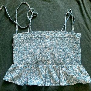 Cute flower top with asjustable strings that tie on your shoulders.